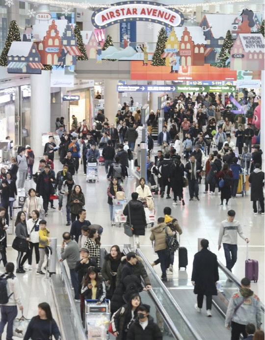 붐비는 인천공항 면세점. <연합 제공>